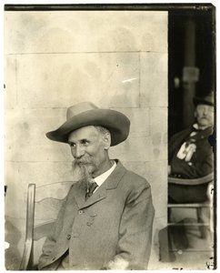 Mężczyzna w kapeluszu, medal, ok. 1905-40 (fotografia żelatynowa srebrna) autorstwa Jessie Tarbox Beals