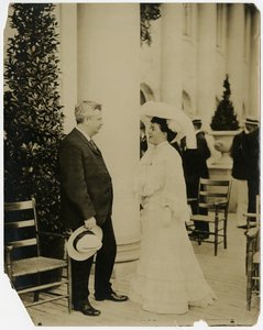 Pani Norman Mack, gubernator Odell, St Louis Exposition 1903 autorstwa Jessie Tarbox Beals