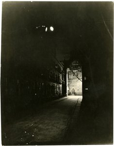 Patchin Place nocą, Greenwich Village, Nowy Jork, USA, ok. 1905-20 (zdjęcie żelatynowo-srebrowe) autorstwa Jessie Tarbox Beals