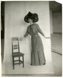 „Proszę usiądź” Prawidłowa postawa nóg, ramion i dłoni, ok. 1905-18 (zdjęcie żelatynowo-srebrowe) autorstwa Jessie Tarbox Beals
