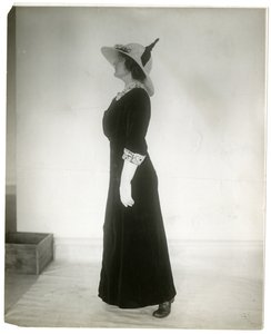 Prawidłowy sposób stania podczas chodzenia, ok. 1905-18 (zdjęcie żelatynowe) autorstwa Jessie Tarbox Beals