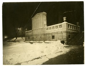 Shaw Memorial z tyłu w nocy, Boston, USA, ok.1902-10 (zdjęcie żelatynowo-srebrowe) autorstwa Jessie Tarbox Beals