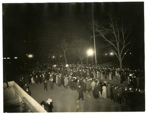 Suffrage Parade, Greenwich Village, Nowy Jork, USA, ok. 1915-18 (zdjęcie żelatynowo-srebrowe) autorstwa Jessie Tarbox Beals