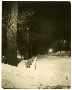 Centrum handlowe nocą, Boston, Mass, USA, ok. 1902-10 (zdjęcie żelatynowo-srebrowe) autorstwa Jessie Tarbox Beals