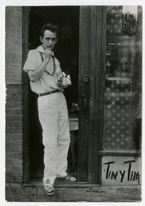 Tiny Tim, Greenwich Village, Nowy Jork, USA, ok. 1915-22 (zdjęcie żelatynowo-srebrowe)