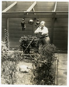 Tony Sarg w swoim ogrodzie autorstwa Jessie Tarbox Beals