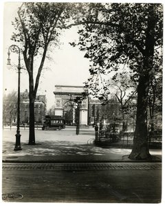 Washington Square North, Nowy Jork, USA, ok. 1905-40 (zdjęcie żelatynowo-srebrowe) autorstwa Jessie Tarbox Beals