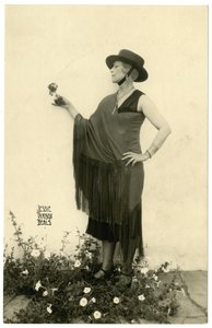 Kobieta trzymająca kwiat, ok. 1905-40 autorstwa Jessie Tarbox Beals
