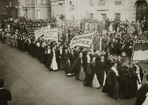 Kobiety w akademickich strojach maszerujące w paradzie wyborców w Nowym Jorku, 1910 r