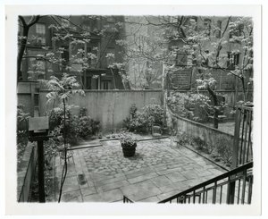 tylne patio z budką dla ptaków, Nowy Jork, USA, ok.1905-40 (zdjęcie żelatynowo-srebrowe) autorstwa Jessie Tarbox Beals