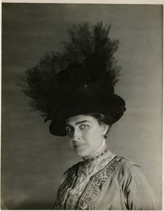 zbliżenie kapelusza z piórami, ok. 1905-18 (zdjęcie żelatynowo-srebrowe) autorstwa Jessie Tarbox Beals