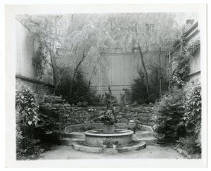fontanna ogrodowa, ok.1905-40 (zdjęcie żelatynowo-srebrowe) autorstwa Jessie Tarbox Beals