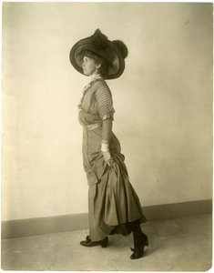 model w kapeluszu z piórami, ok. 1905-18 (zdjęcie żelatynowo-srebrowe) autorstwa Jessie Tarbox Beals