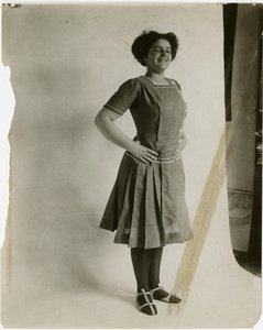 model z ramionami akimbo, ok.1905-11