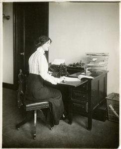 model z maszyną do pisania, ok. 1905-18 (zdjęcie żelatynowo-srebrowe) autorstwa Jessie Tarbox Beals