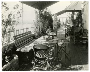 patio z widokiem na rzekę, ok. 1936-37 (zdjęcie żelatynowo-srebrowe) autorstwa Jessie Tarbox Beals