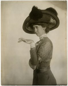 profil kapelusza z piórami, ok. 1905-18 (zdjęcie żelatynowo-srebrowe)