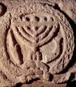 Judaizm: element architektoniczny w bazalcie synagogi ozdobiony świecznikiem z siedmioma gałęziami (Menora lub Menora), palmą i trąbką. Z Transjordanii. Około 100 AD. Paryż, Luwr autorstwa Jewish School