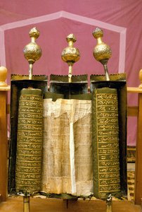 Zwój Pięcioksięgu Samarytanina w specjalnie zdobionej srebrnej obudowie autorstwa Jewish School