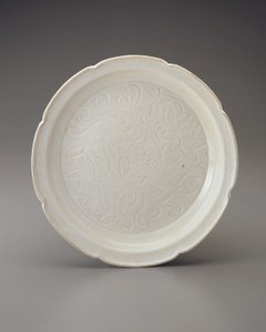 Naczynie z foliowym brzegiem i rzeźbioną dekoracją, prowincja Hebei (ceramiczna)