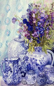Delphiniums z antycznymi niebieskimi doniczkami, 2000, (farba wodna) autorstwa Joan Thewsey