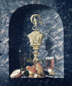 Martwa natura ze zdobionymi kielichami, owocami i kieliszkami w kamiennej wnęce, 1682