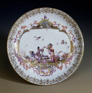 Sztuka niemiecka: porcelana miśnieńska. Chinoiserie reprezentująca Azjatów pijących herbatę. Spodek dekorowany przez Johanna Gregora Hoeroldta (lub Herolda 1696-1775), ok. 1730 r. Paryż, Sztuka dekoracyjna autorstwa Johann Gregor Herold