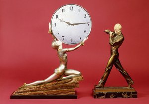 Klęcząca dziewczyna z zegarem i flecistą (brąz, kość słoniowa, metal, marmur)
