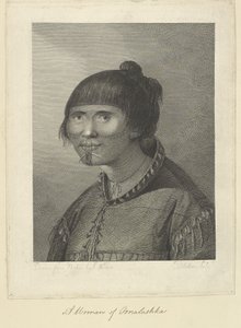 Kobieta z Oonalashki. Narysowany z natury przez J. Webbera i wyryty przez Jean-Marie Delatre. Rysunek przedstawiający głowę i ramiona kobiety patrzącej w trzech czwartych w lewo. Ma na sobie obcisły płaszcz z foczej skóry, z którego szwów zwisają wiszące k