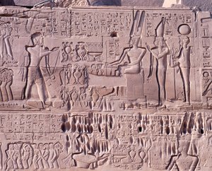 Egipt, Stare Teby, Luksor, Kompleks Świątynny Karnak, Dzielnica Amona-Re, Wielka Sala Hipostylowa, Ściana północna, Płaskorzeźba ze scenami wojny Setiego I w Syrii i Palestynie, szczegół z ofiarami dla bogów autorstwa Walter Charles Mills