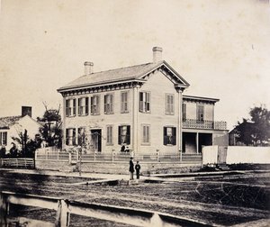 Abraham Lincoln pozujący przed swoim Springfield, Massachusetts Home, ok. 1860-1870 (odbitka albumowa)