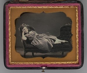 Portret bez tytułu dziewczyny leżącej na szezlongu, 1855.