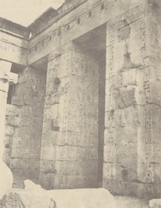 Medinet Habu, Pałac Ramzesa II II dwór, strona wschodnia autorstwa John Beasly Greene
