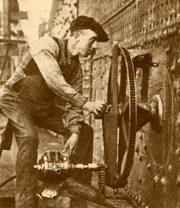 „Pneumatyczne nitownice wycinające iluminatory w boku wykładziny”, c1930. autorstwa John Brown and Company