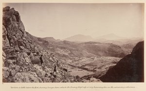 ?Widok z nieco poniżej fortu, pokazujący Sungę, z której wróg prowadził bardzo dokuczliwy ogień na nacierające kolumny?, 1878 autorstwa John Burke