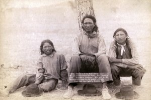 Trzech nastoletnich chłopców Lakota w zachodnich ubraniach, 1891