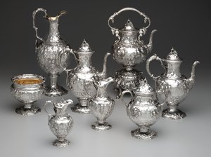 Czajnik na stojaku, dzbanek do kawy, dzbanek do czekolady, miska na pomyje, cukiernica, dzbanek na mleko, dzbanek do śmietany i dzbanki, ok.1851 (srebro i kość słoniowa) autorstwa John Chandler Moore
