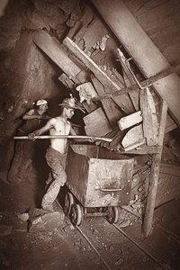 Młyn w kopalni 412, Dolcoath, ilustracja z „Mongst mines and miners, czyli Underground Scenes by Flash-Light” J.C. Burrowsa i Williama Thomasa, wyd. 1893 (zdjęcie w sepii) autorstwa John Charles Burrow