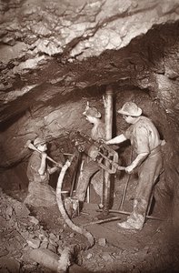 Koniec wiertła skalnego, kopalnia East Pool, ilustracja z „Mongst mines and miners, czyli Underground Scenes by Flash-Light” J.C. Burrowsa i Williama Thomasa, pub. 1893 (zdjęcie w sepii)