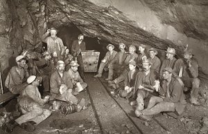 „Croust time”, kopalnia East Pool, ilustracja z „Mongst mines and miners, or Underground Scenes by Flash-Light” J.C. Burrowsa i Williama Thomasa, pub. 1893 (zdjęcie w sepii) autorstwa John Charles Burrow