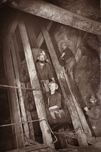 Koncert w Dolcoath, ilustracja z „Mongst mines and miners, or Underground Scenes by Flash-Light” J.C. Burrowsa i Williama Thomasa, pub. 1893 (zdjęcie w sepii) autorstwa John Charles Burrow