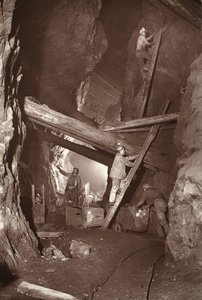 180 w kopalni East Pool, ilustracja z „Mongst mines and miners, czyli Underground Scenes by Flash-Light” J.C. Burrowsa i Williama Thomasa, wyd. 1893 (zdjęcie w sepii)