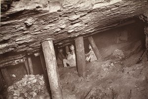 Kopalnia 66, Blue Hills, ilustracja z „Mongst mines and miners, czyli Underground Scenes by Flash-Light” J.C. Burrowsa i Williama Thomasa, pub. 1893 (zdjęcie w sepii)