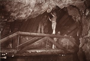 The Bridge, kopalnia East Pool, ilustracja z „Mongst mines and miners, or Underground Scenes by Flash-Light” J.C. Burrowsa i Williama Thomasa, pub. 1893 (zdjęcie w sepii)