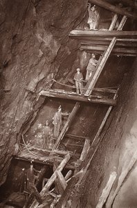 The Man Engine at Dolcoath Mine, ilustracja z „Mongst Miners and Miners, czyli Underground Scenes by Flash-Light” J.C. Burrowsa i Williama Thomasa, pub. 1893 (zdjęcie w sepii)