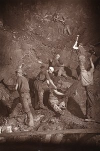 Underhand Stoping, kopalnia East Pool, ilustracja z „Mongst Mins and Miners, czyli Underground Scenes by Flash-Light” J.C. Burrowsa i Williama Thomasa, pub. 1893 (zdjęcie w sepii) autorstwa John Charles Burrow