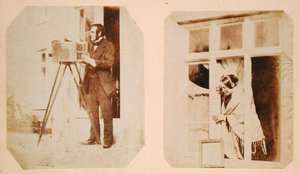 Po lewej autoportret, a po prawej Emma Thomasina Llewelyn (1808-81) drukująca papierowy negatyw w słońcu autorstwa John Dillwyn Llewelyn