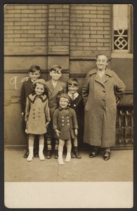 [Grupa dzieci] autorstwa John Frank Keith
