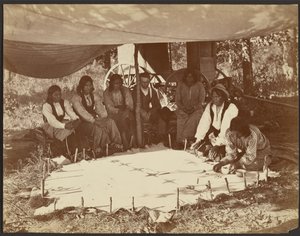 Kiowowie malujący szatę, Fort Sill, Terytorium Indiańskie autorstwa John K. Hillers