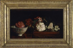 Kwiaty w japońskiej tacy na mahoniowym stole (olej na panelu) autorstwa John La Farge or Lafarge